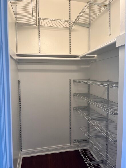 Building Photo - 3005 Main St