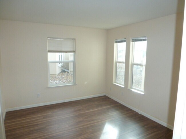 Building Photo - Four Bedroom, Three Bath Home in Somersett
