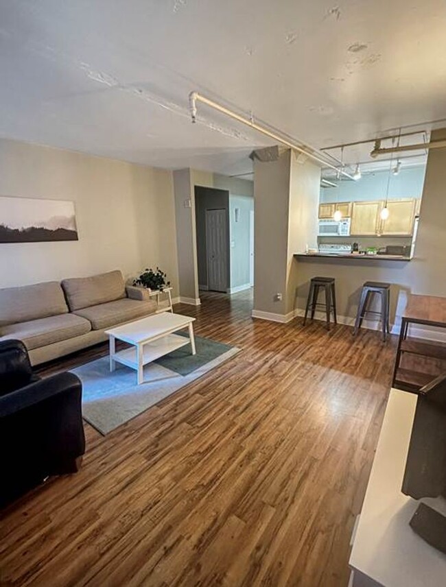 Building Photo - Executive 1 Bedroom Apartment right off 16...