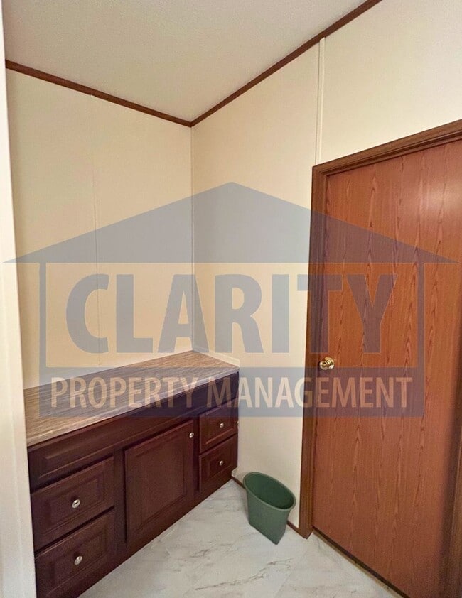 Building Photo - Three bedroom home w/ screened in porch!