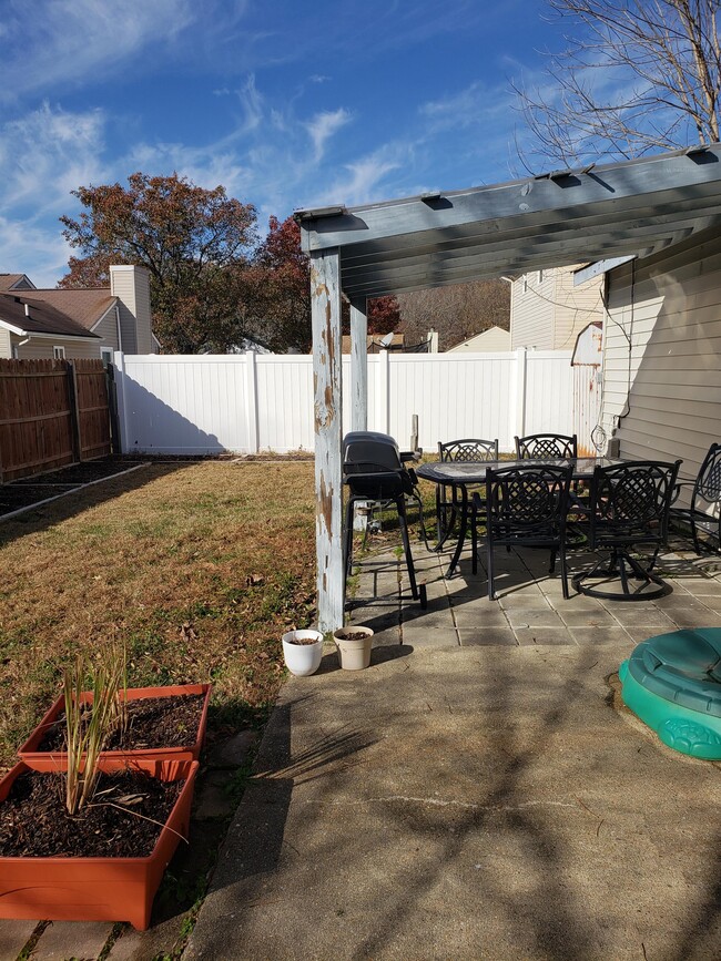 Building Photo - 1833 Slalom Dr