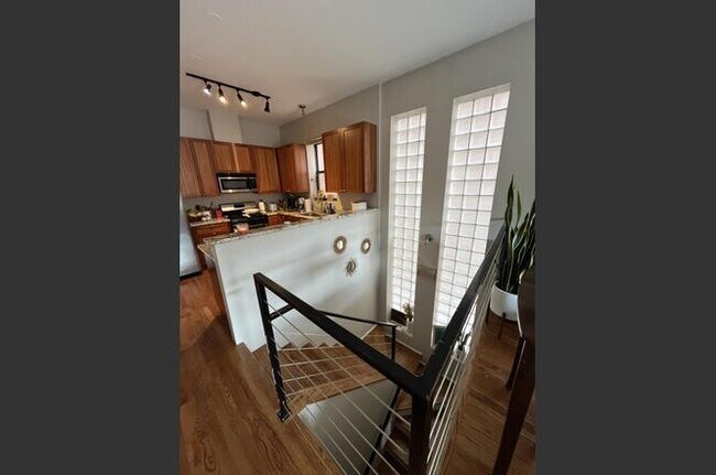 Building Photo - 2151 W. Evergreen-103