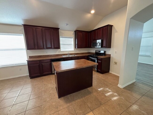 Building Photo - Cute 3 bedroom