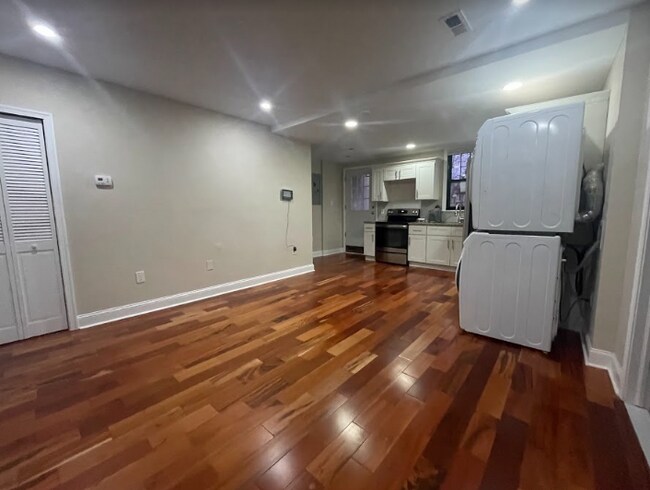 Building Photo - 3639 Lancaster Ave