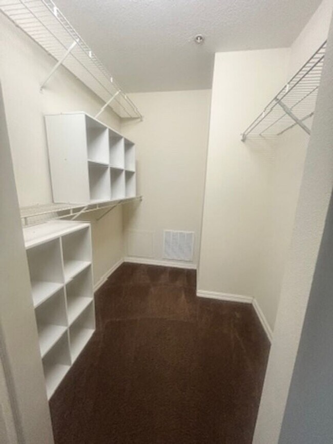 Building Photo - Third floor 1B/1B condo with balcony at Th...