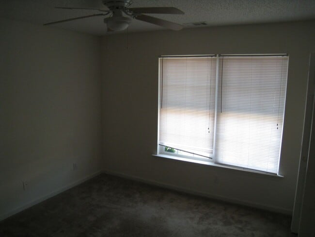 Building Photo - Cozy Condo