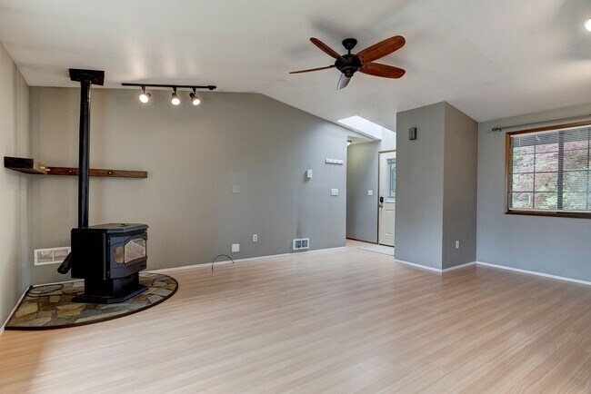 Building Photo - Cozy Home Close to Beach! Your New 3 Bed, ...