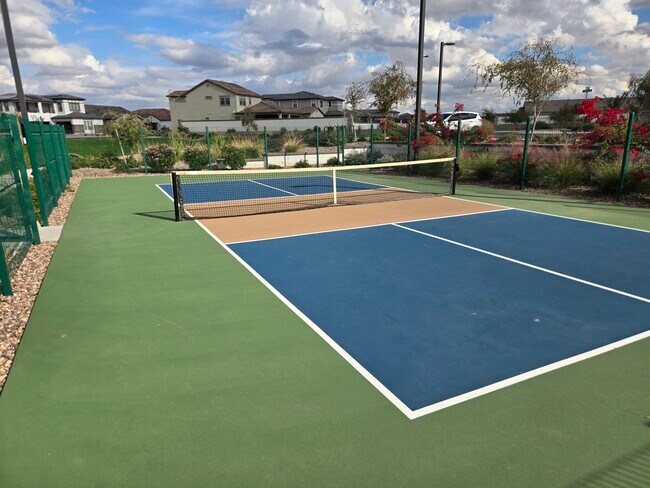 Building Photo - 713 W Longwood Dr