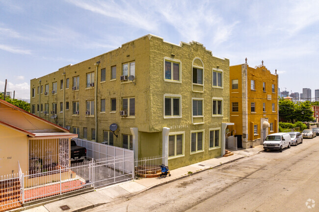 1051 NW 2nd St - Wentworth Apartments