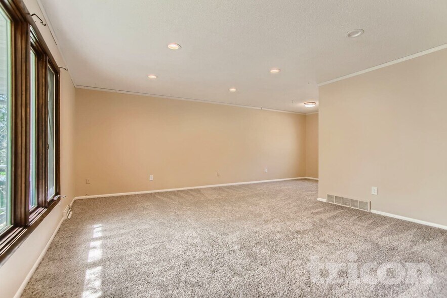 Building Photo - 13101 Thomas Ave