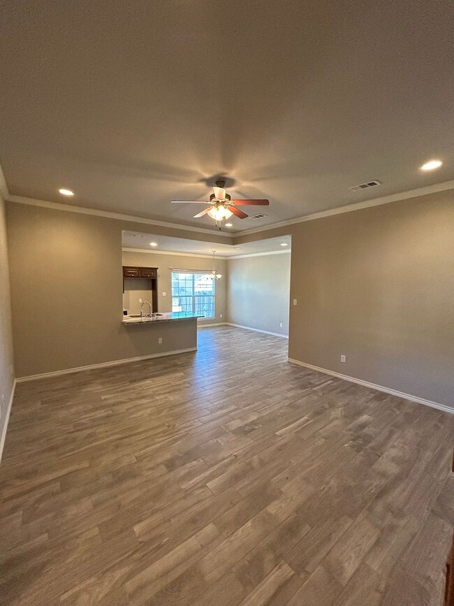 Building Photo - 3 bed/3 bath in South College Station Avai...