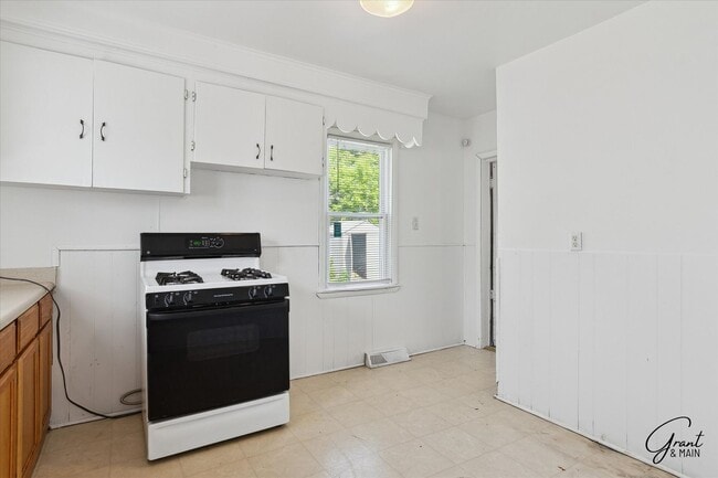 Building Photo - 3 bedroom bungalow $1300