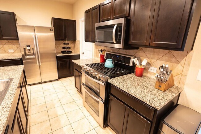 Building Photo - 625 Topaz Ln