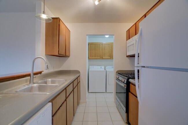 Building Photo - 7100 Barnsdale Way