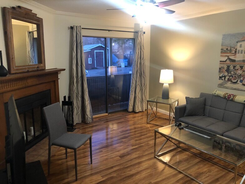 Ground flooraccess - I locked my bike on the back porch for easy exit. - 505 Oppenheimer Dr