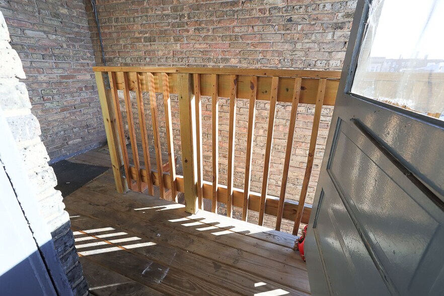 Building Photo - 621 W Cornelia Ave