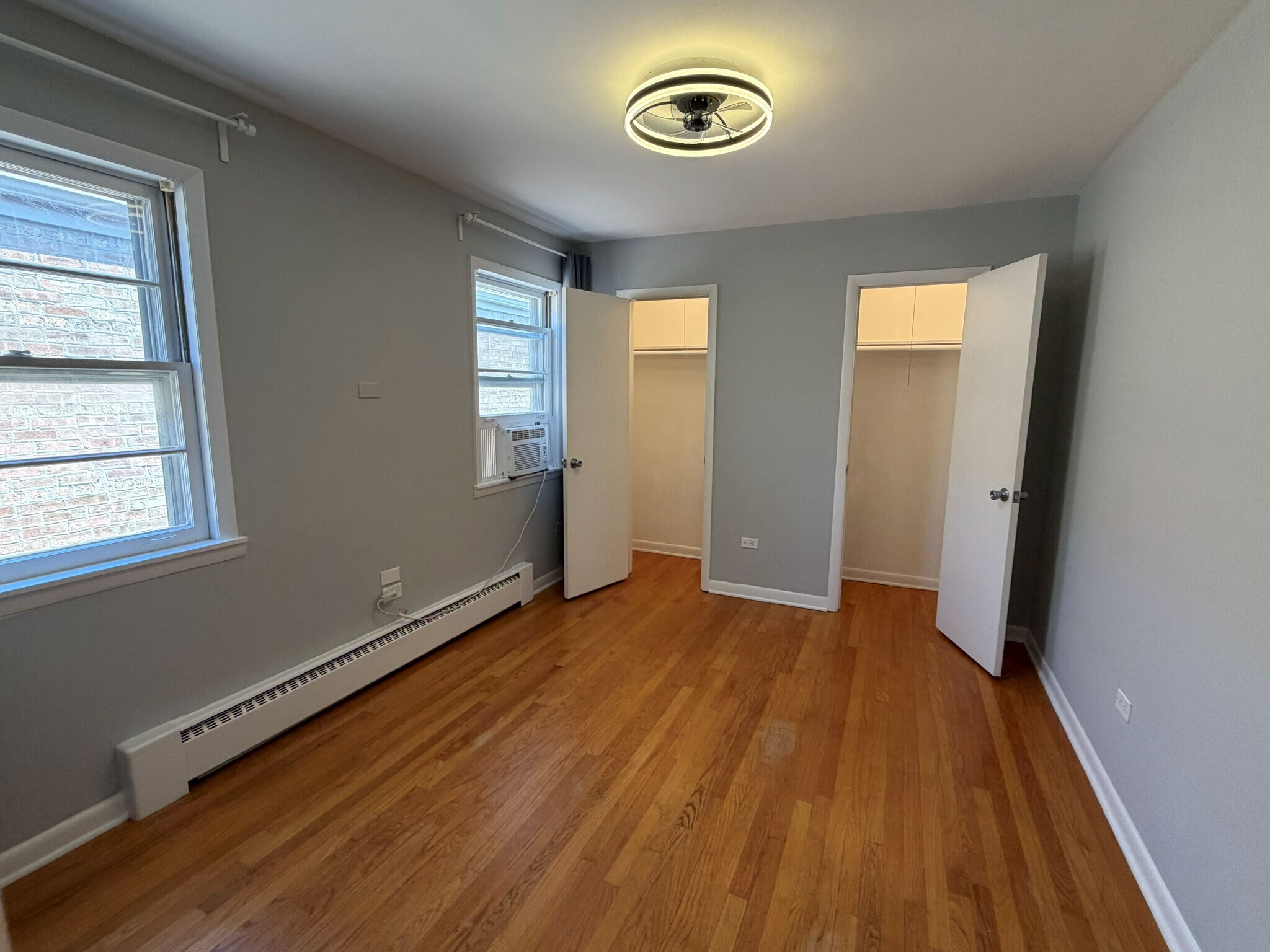 Building Photo - 5558 W Wilson Ave