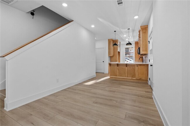 Building Photo - 588 N Willow Ave