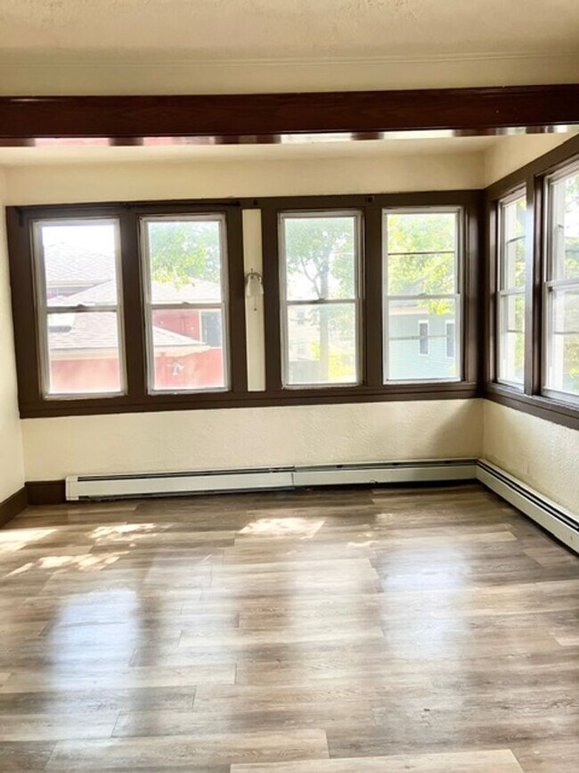 Building Photo - College Rental