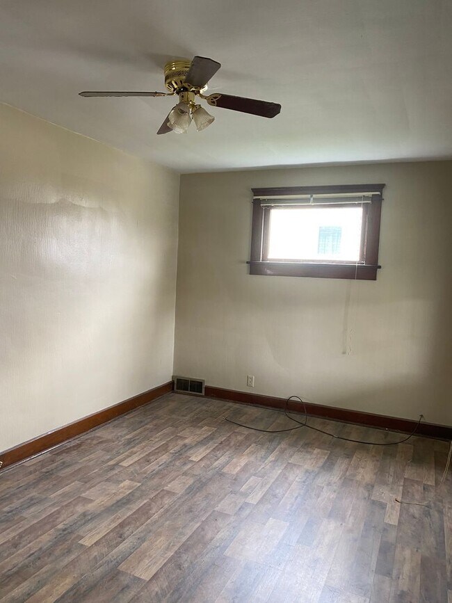 Building Photo - 1st Floor 1 Bedroom