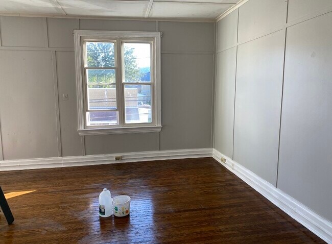 Building Photo - 212 5th St