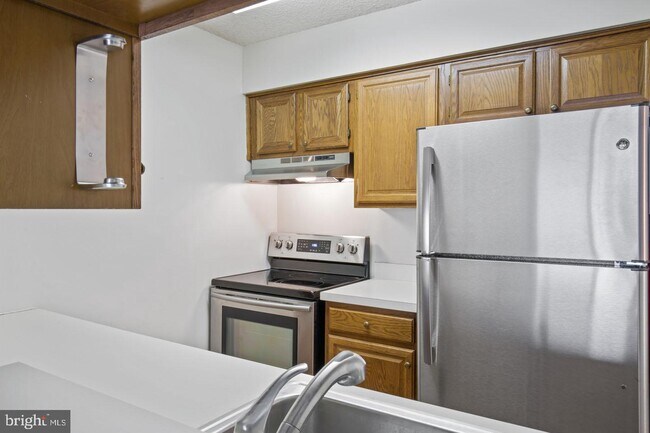 Building Photo - 2101 Ravens Crest Dr