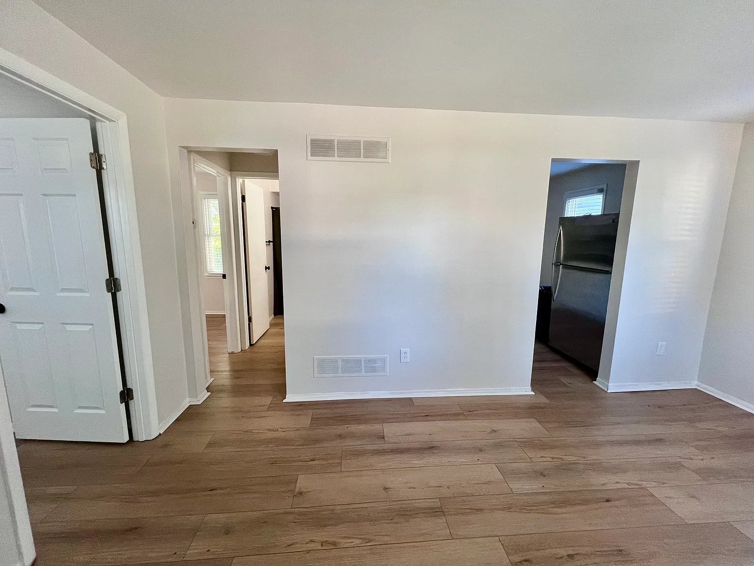 Building Photo - 555 E Mahan Ave