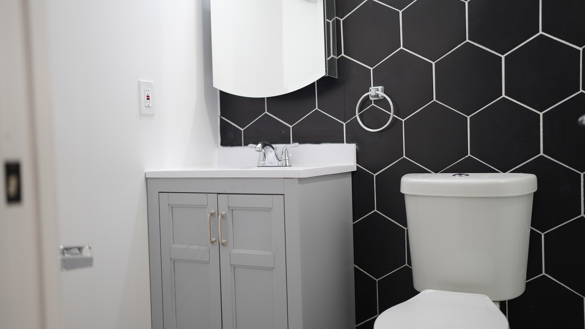 Building Photo - 3370 Parkview Ave