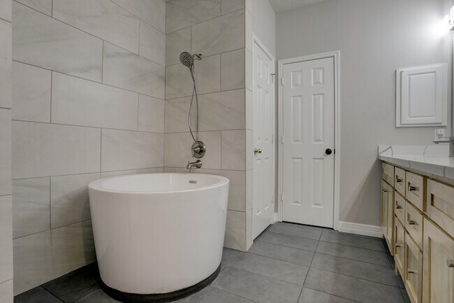 Building Photo - 1408 S Friendswood Dr