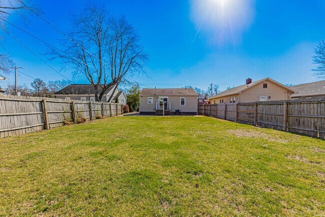 Building Photo - 2216 E Walnut St