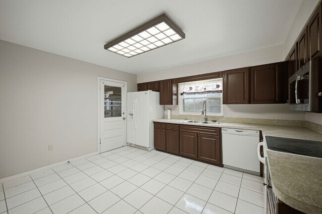 Building Photo - ???? Spacious 3-Bedroom Rental on .39 Acres in Desirable SE Ocala!