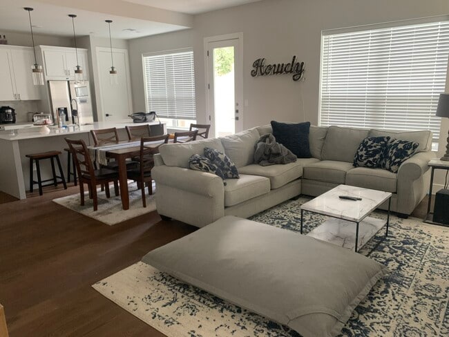 Building Photo - 256 Estates Cir