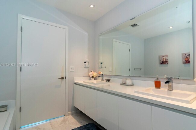 Building Photo - 701 N Fort Lauderdale Beach Blvd