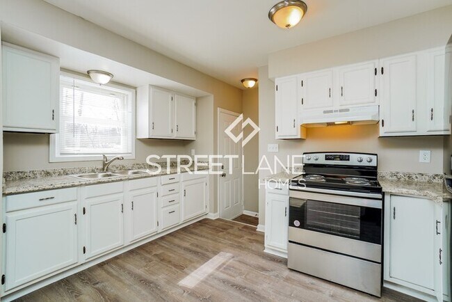 Building Photo - REDUCED!