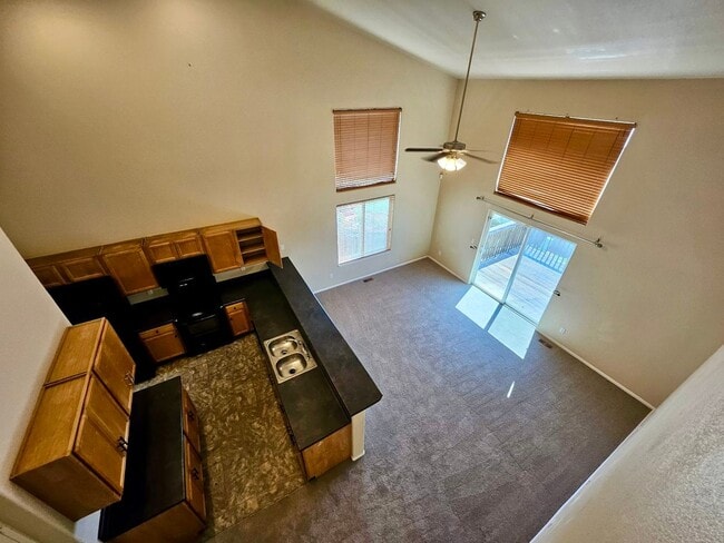 Building Photo - Beautiful 3 bedroom home available with mo...