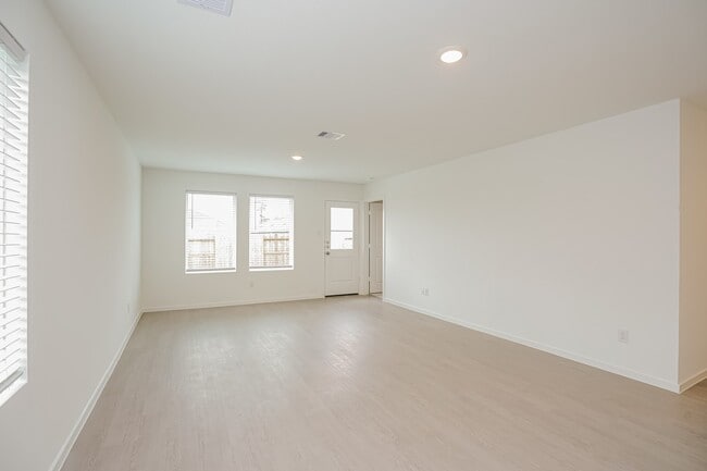 Building Photo - 319 Bush Mdw Ln