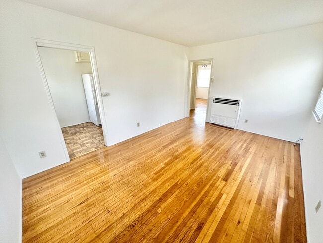 Building Photo - Private & Secured 2 Bedroom Apartment in Alamitos Beach - MOVE IN SPECIAL