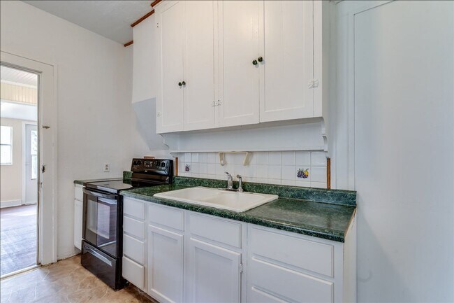 Building Photo - 321 Chautauqua