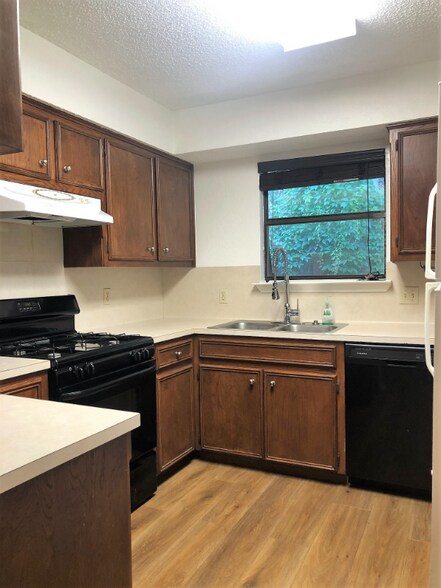Building Photo - 302 Pecan Dr