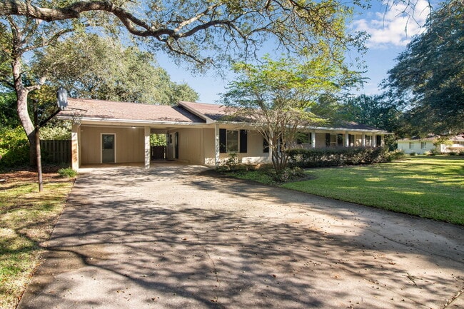 Building Photo - 701 Planet Dr