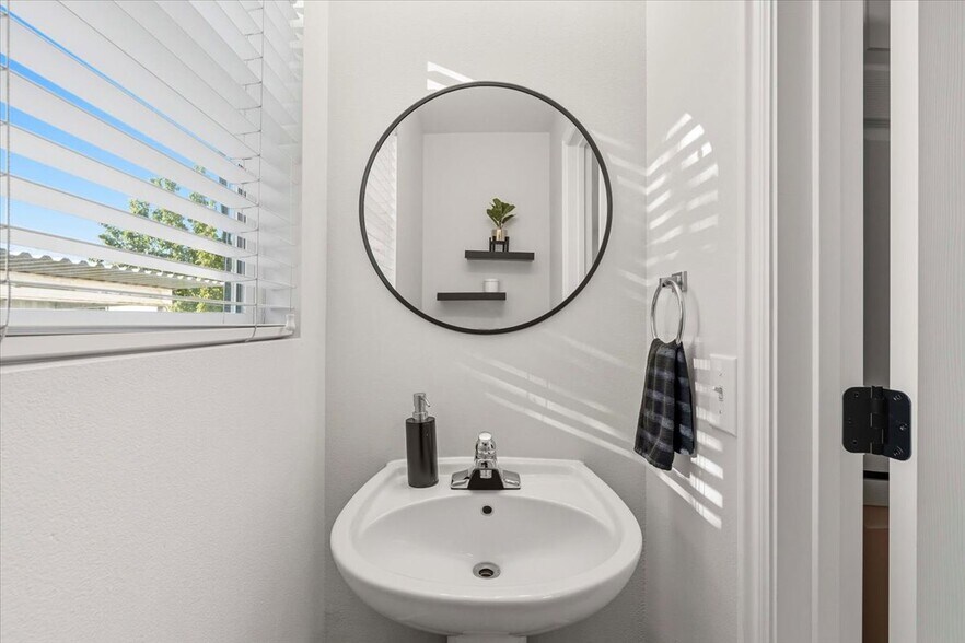 Building Photo - 1552 S 850 W