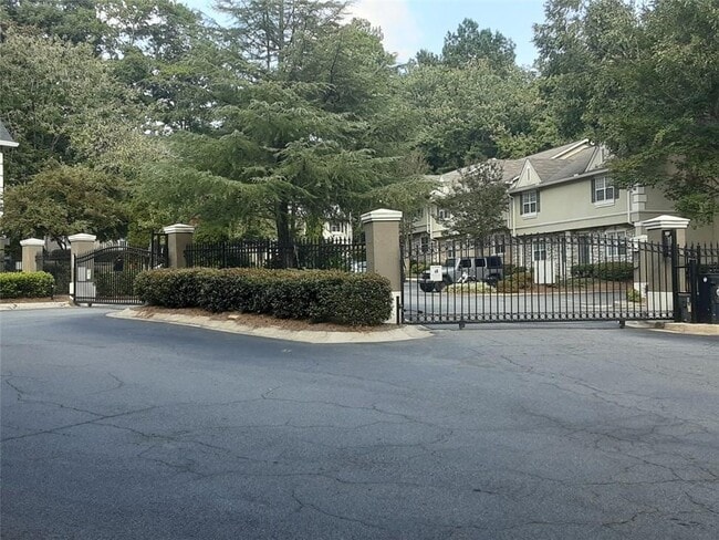 Building Photo - 6900 Roswell Rd