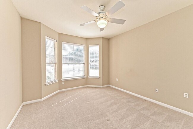 Building Photo - 117 Larkspur Ln