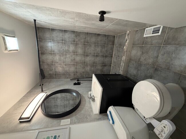 Building Photo - 1200 Glen Ln