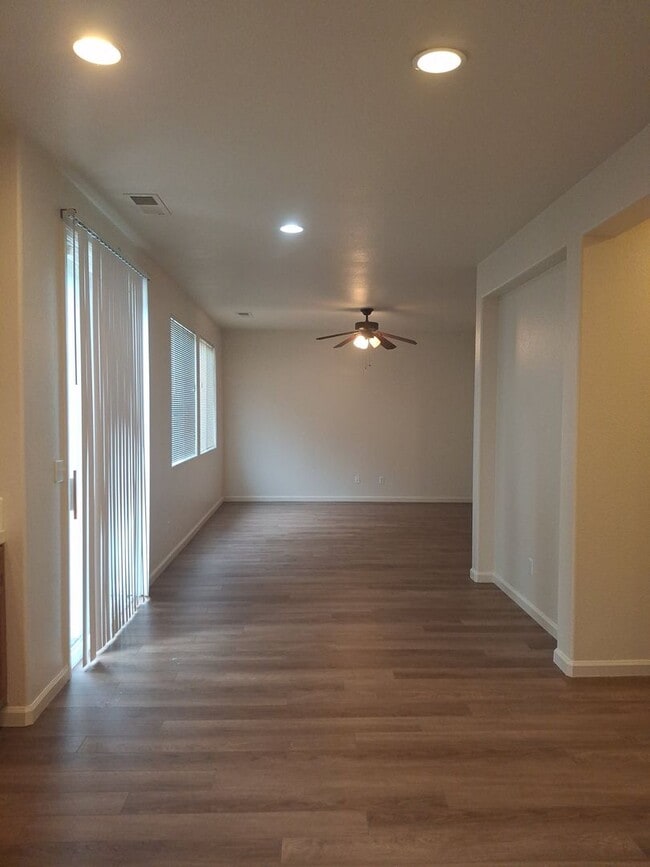 Building Photo - Lincoln Crossing, 2 Story 4 Bedroom, 2.5 bath, 2225sqft, Access to Clubhouse Pool & Amenities, Cu...