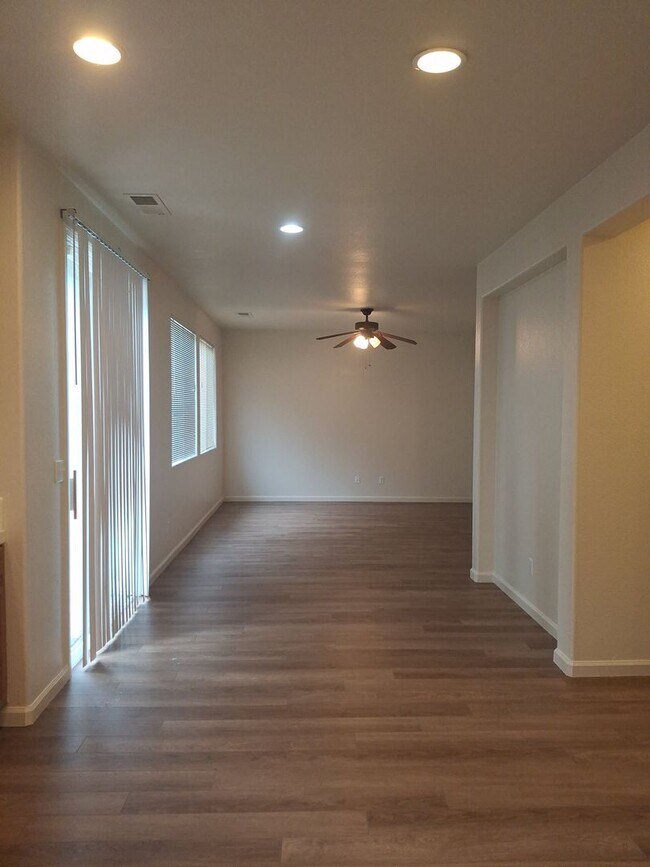 Building Photo - Lincoln Crossing, 2 Story 4 Bedroom, 2.5 bath, 2225sqft, Access to Lincoln Crossing Clubhouse Poo...
