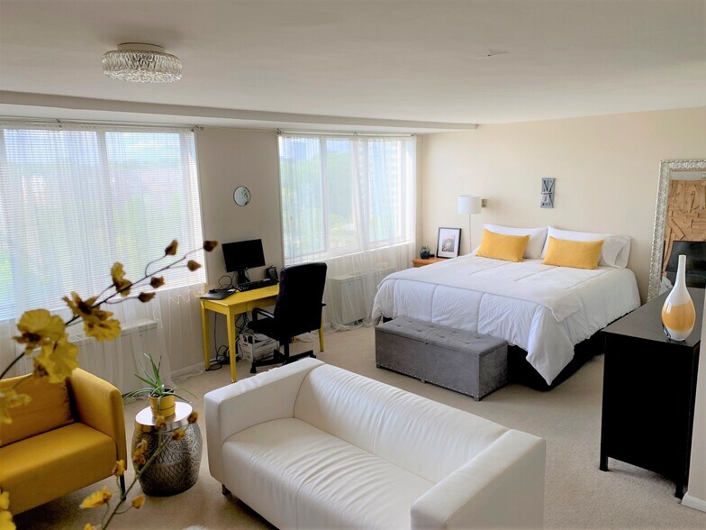 Primary Photo - 10401 Grosvenor Pl