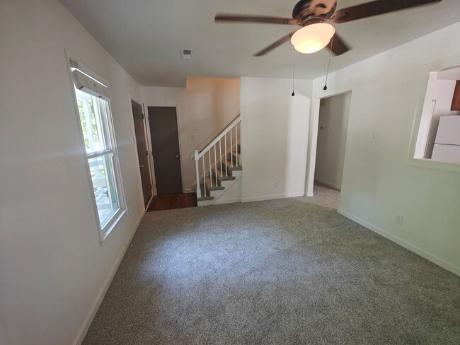 Building Photo - 4 bedroom2 bath home