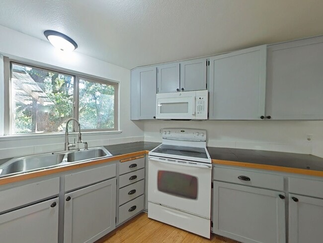 Building Photo - Peaceful and Private 3 Bedroom Home on 5 A...