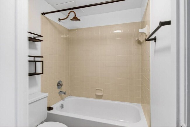 Building Photo - ONE BEDROOM ONE BATHROOM! WATERFRONT COMMUNITY!! W/D!